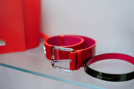 璀璨与质感 探寻大型翡翠黄金戒指与皮革制品的视觉碰撞